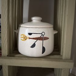 Poppy & Dale Vintage - Vintage pot that I used to store my bird food that I keep by the front door.