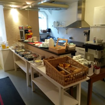 Kunstwerk B - Das Frühstücksbuffet. Für fünf Euro gibt's alles was man braucht. Brötchen, süßes, herzhaftes, frisches Obst und lecker Kaffee! - Hotels Near Me - Trossingen, BW