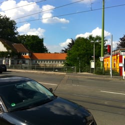 S-Bahnhof Süd - Bahnhof Essen Süd: das alte Bahnhofsgebäude - Der ziegelgedeckte gestreckte Bau führt über die Gleise, so dass der alte
