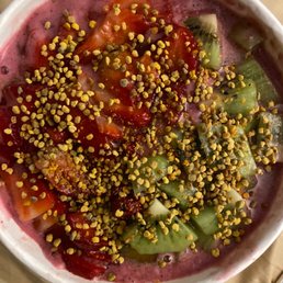 Large Dragon Bowl w/ strawberry, kiwi, and extra bee pollen on top. Large Dragon Bowl w/ strawberry, kiwi, and extra bee pollen on top.