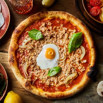 Alimento - Pizza Tonno Palermo : Pizza with fresh tuna - Pizza Near Me - Paris, 75 Alimento - Pizza Tonno Palermo : Pizza with fresh tuna - Pizza Near Me - Paris, 75
