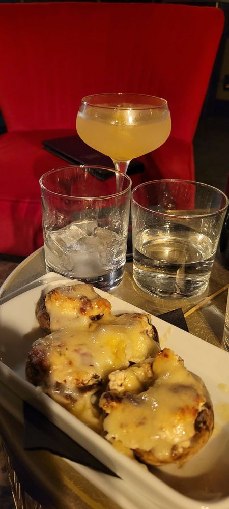 Salut Wine and Cocktail Lounge