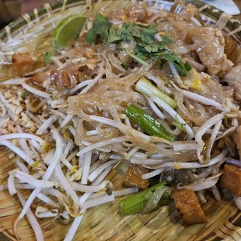 Kin Len - Thai Street Eats - Pad Thai bora chicken - Thai Near Me - San Diego, California Kin Len - Thai Street Eats - Pad Thai bora chicken - Thai Near Me - San Diego, California