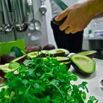 Taco Memo - Le fameux guacamole en cours de préparation! - Mexican Near Me - Lille, 59 Taco Memo - Le fameux guacamole en cours de préparation! - Mexican Near Me - Lille, 59