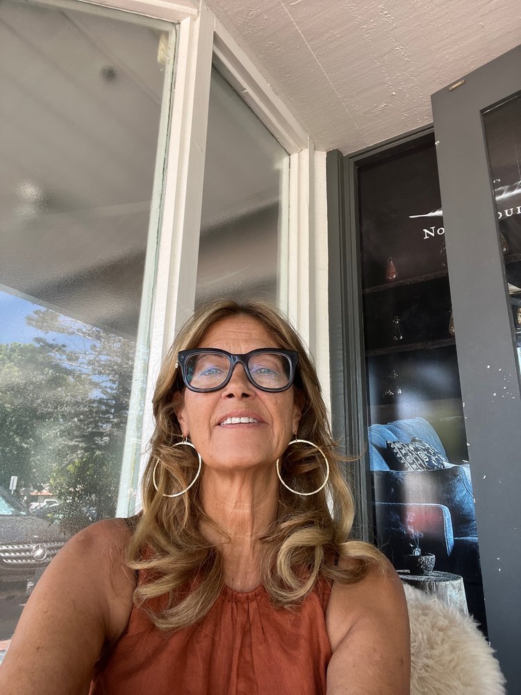 The Vanity Room Salon Logo