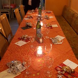 Romana - Schön vorbereiteter Tisch für ein gemeinsames Abendessen in der Adventzeit