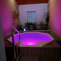 Bubbly Tub & Tan - Relaxing 1 Hour Tub For Two