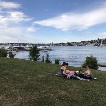 Lake Union Piers - Grassy areas to sit with friends - Parks Near Me - Seattle, Washington Lake Union Piers - Grassy areas to sit with friends - Parks Near Me - Seattle, Washington