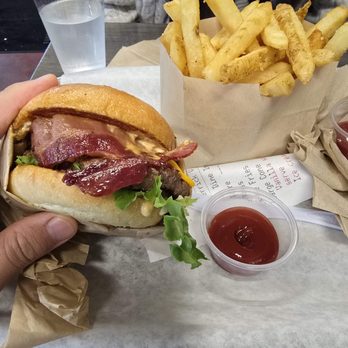 Shake Shack Burbank - Fast Food Near Me - Burbank, California