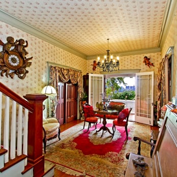 Manoa Inn - The foyer - Bed & Breakfast Near Me - Honolulu, Hawaii