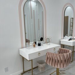 iLash Beauty Studio - Make up station