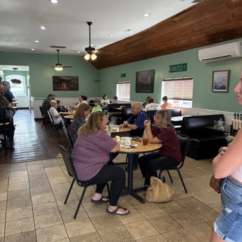 Vinton Cafe - Clearly open seats yet they never sat anyone down! - Breakfast & Brunch Near Me - Vinton, Virginia