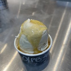 Chill-N Nitrogen Ice Cream - Coral Springs - Oat milk base with banana and waffle cone mixed in and honey on top. This is a size small.