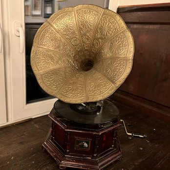 Madam Chutney - Antique Record Player - Indian Near Me - Munich, BY Madam Chutney - Antique Record Player - Indian Near Me - Munich, BY