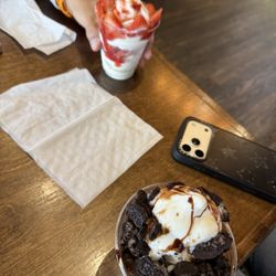 Hansel & Gretel Bakery Cafe - Oreo Chocolate Yogurt Strawberry Yogurt