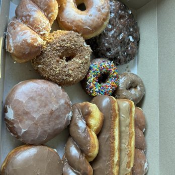 Randy's Donuts - Dozen Donuts - Donuts Near Me - Inglewood, California