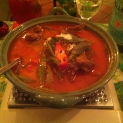 Thai Thaani - Rotes Curry mit Rindfleisch, Zuckerschoten, Thaibasilikum