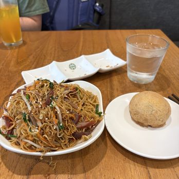 Tim Ho Wan - Fried noodles with a Char siu bao. - Dim Sum Near Me - Honolulu, Hawaii Tim Ho Wan - Fried noodles with a Char siu bao. - Dim Sum Near Me - Honolulu, Hawaii