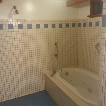 Carriage House B&B - Gigantic open shower and Jacuzzi tub. - Bed & Breakfast Near Me - Victoria, British Columbia Carriage House B&B - Gigantic open shower and Jacuzzi tub. - Bed & Breakfast Near Me - Victoria, British Columbia