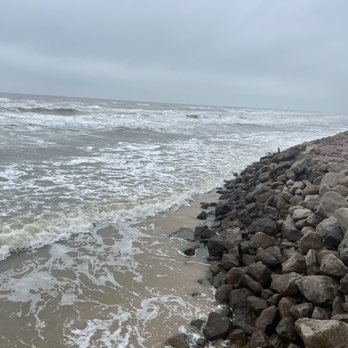 Surfside Beach - shore and rocks - Beaches Near Me - Surfside Beach, Texas Surfside Beach - shore and rocks - Beaches Near Me - Surfside Beach, Texas