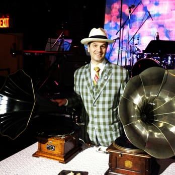 Phonograph DJ MAC - Phonograph DJ MAC in action - DJs Near Me Phonograph DJ MAC - Phonograph DJ MAC in action - DJs Near Me