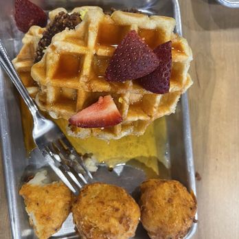 MadTree Parks & Rec - Chicken & waffles with spicy syrup - Beer Bar Near Me - Blue Ash, Ohio MadTree Parks & Rec - Chicken & waffles with spicy syrup - Beer Bar Near Me - Blue Ash, Ohio