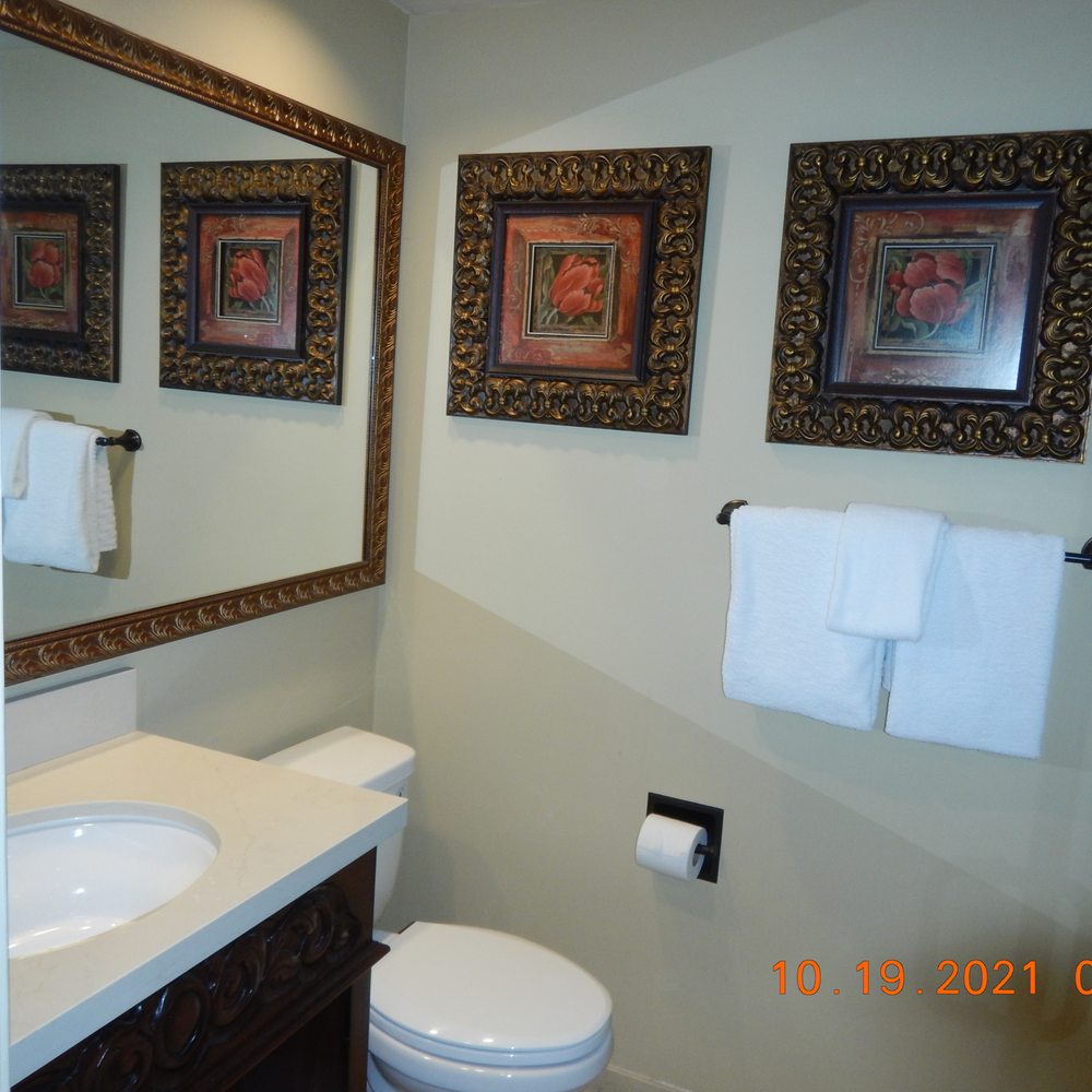 Victorian Inn - Sink & toilet - Hotels Near Me - Monterey, California Victorian Inn - Sink & toilet - Hotels Near Me - Monterey, California