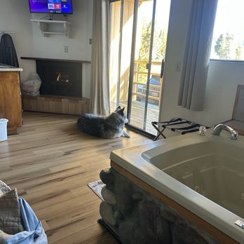 Big Bear Lake Front Lodge - Hotels Near Me - Big Bear Lake, California