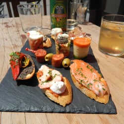 Puig et Daro - Assortiment de tapas issues de la carte Été ! toast  aux couleurs du sud et saveurs iodées, Sangria Blanche , Bière Basque !