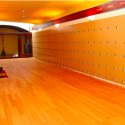Fundació Lotus Blau - La sala de yoga. Los puntos en la pared son los anclajes para el yoga en la pared.