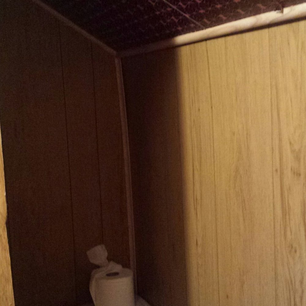 Gateway Inn - Sloped ceiling at slim toilet area. - Guest Houses Near Me - Ashford, Washington