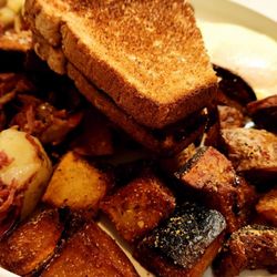Peaches Cafe - Cornbeef hash, over easy eggs, Multigrain bread and homefries