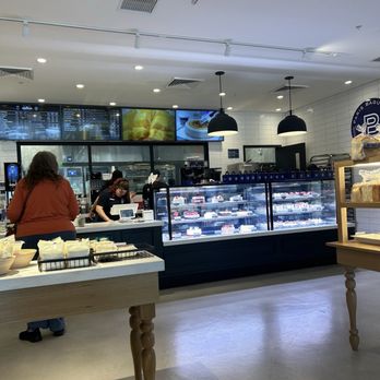 Paris Baguette - Cake case & cashier - Bakeries Near Me - Midvale, Utah Paris Baguette - Cake case & cashier - Bakeries Near Me - Midvale, Utah