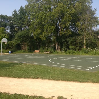 Mooney Park - Nicely renovated basketball court - Parks Near Me - Highland Park, Illinois