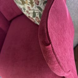 Poor quality. This is the left side of the top of the chair. I don't send in a chair with seams!!!