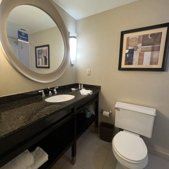 DoubleTree by Hilton Hotel Downtown Wilmington - Legal District - Bathroom - Hotels Near Me - Wilmington, Delaware DoubleTree by Hilton Hotel Downtown Wilmington - Legal District - Bathroom - Hotels Near Me - Wilmington, Delaware