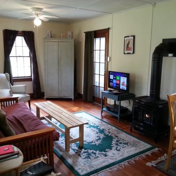 Clove Cottages - The living room of the Wintergreen Cottage. - Vacation Rentals Near Me - High Falls, New York
