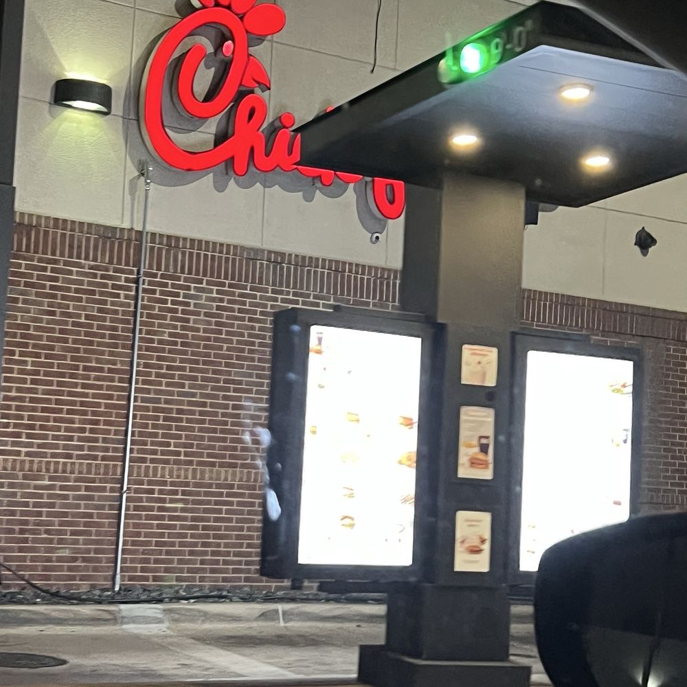 At first I thought it was kind of odd that the drive thru was empty, but realized why after I had my one star guest experience. At first I thought it was kind of odd that the drive thru was empty, but realized why after I had my one star guest experience.