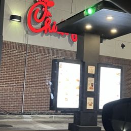 At first I thought it was kind of odd that the drive thru was empty, but realized why after I had my one star guest experience.
