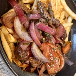 La Perla Ceviches and rolls - Lomo saltado