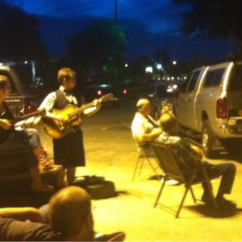 Ocoee Bluegrass Pickers - Musicians and audience intermingle - Music Venues Near Me - Ocoee, Florida Ocoee Bluegrass Pickers - Musicians and audience intermingle - Music Venues Near Me - Ocoee, Florida