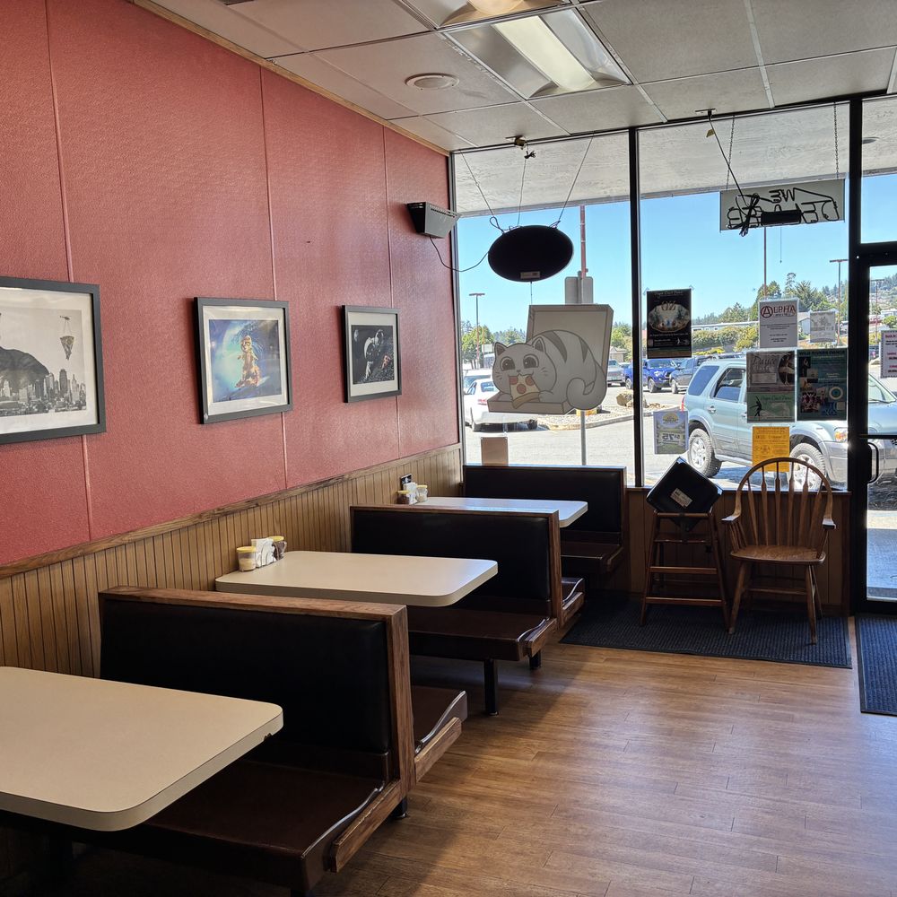 Fat Cat Pizza - seating - Pizza Near Me - Brookings, Oregon