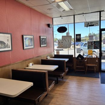 Fat Cat Pizza - seating - Pizza Near Me - Brookings, Oregon Fat Cat Pizza - seating - Pizza Near Me - Brookings, Oregon