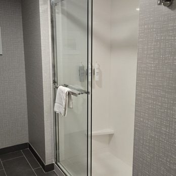 Hampton Inn & Suites Bakersfield Central - Bathroom. - Hotels Near Me - Bakersfield, California
