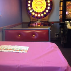 Chuck E. Cheese - Birthday table with a game