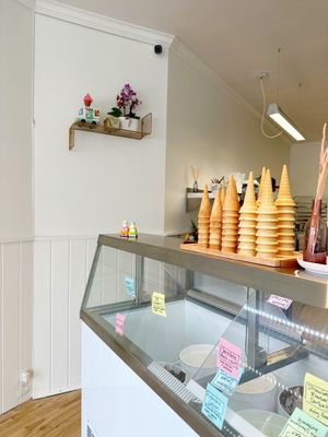 Moonmilk Ice Cream and Cake Club by null