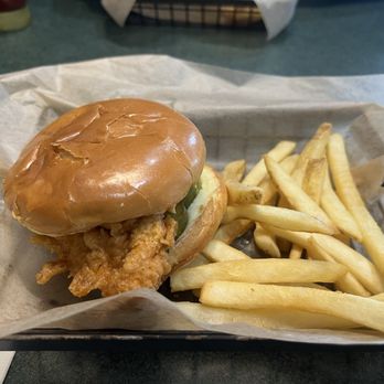 The Greene Turtle - Spicy chicken sandwich - American Near Me - Bel Air, Maryland