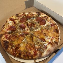 Pizzeria Delphina - Cheeseburger Pizza