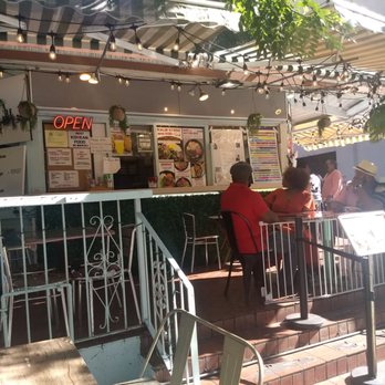 Topped Waikiki - there are only three outdoor tables, one on the sidewalk - Korean Near Me - Honolulu, Hawaii Topped Waikiki - there are only three outdoor tables, one on the sidewalk - Korean Near Me - Honolulu, Hawaii