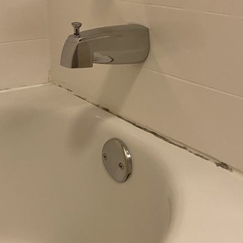 Fairfield by Marriott Inn & Suites Columbia - Mildew in the tub - Hotels Near Me - Columbia, Tennessee